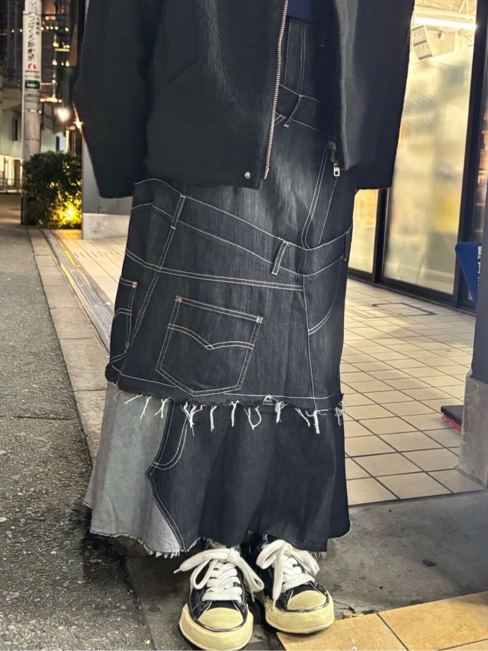 ブラック系のその他アウター、ブラック系のスカート、ブルー系のニット/セーターを着用したレディースの冬コーディネートの5枚目の写真