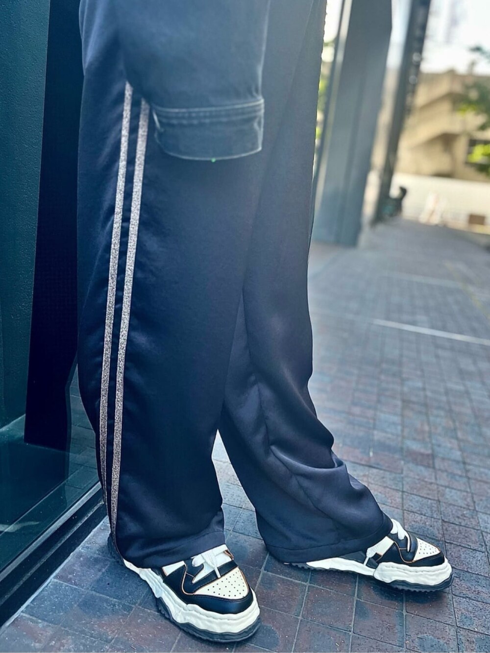 ブラック系のTシャツ/カットソー、ブラック系のパンツを着用したレディースの秋コーディネートの3枚目の写真