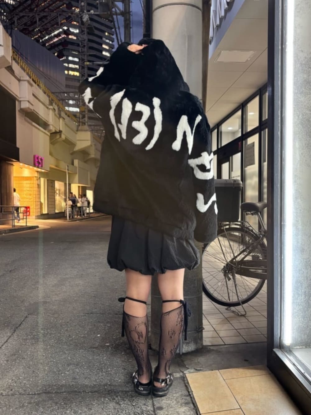 ブラック系のブルゾンを着用したレディースの秋コーディネートの5枚目の写真