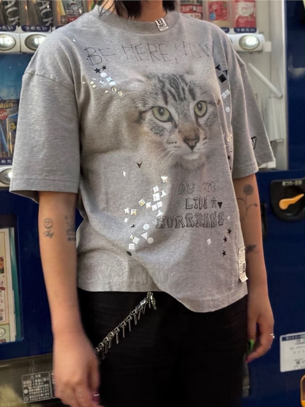 ブラック系のパンツ、ブラック系のスニーカー、グレー系のTシャツ/カットソーを着用したレディースの秋コーディネートの3枚目の写真
