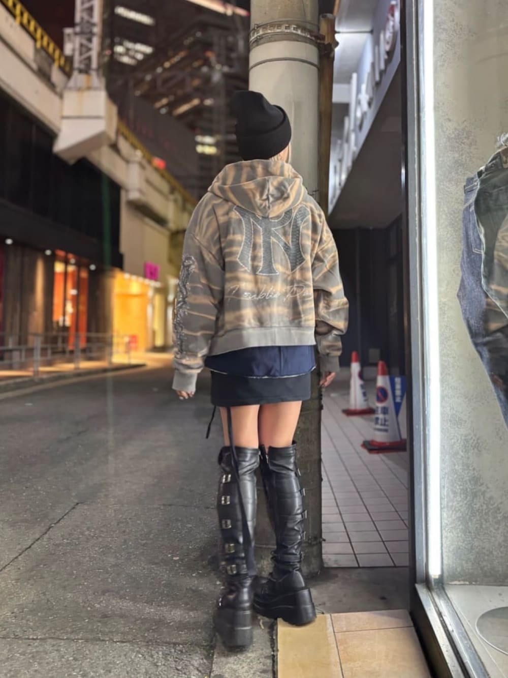 その他のパーカー、ブラック系のニットキャップ/ビーニーを着用したレディースの冬コーディネートの3枚目の写真