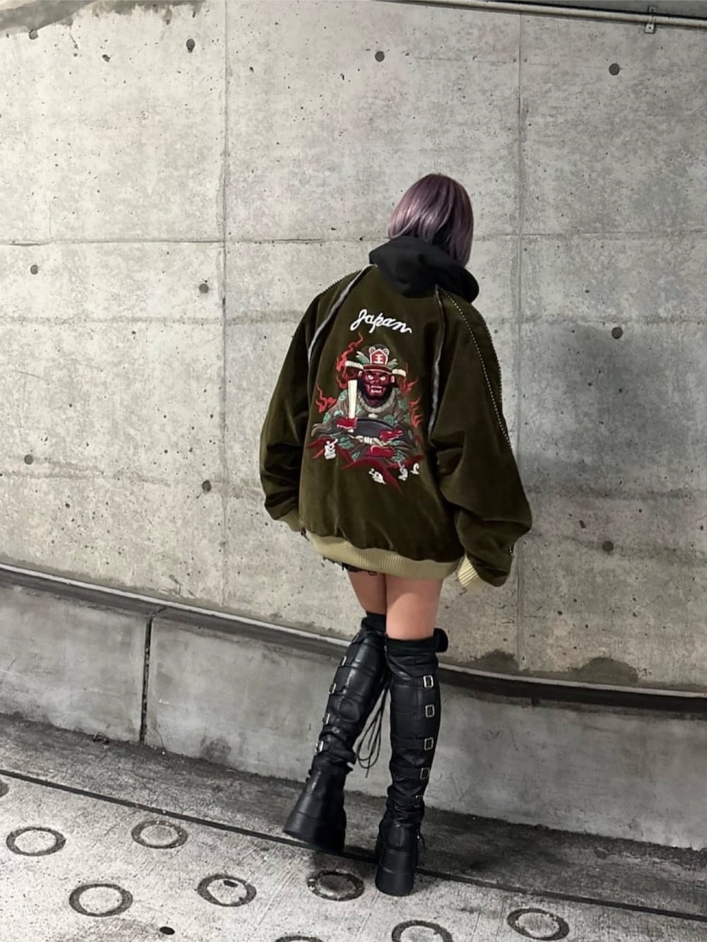 ブラック系のパーカー、グリーン系のジャケット/アウターを着用したレディースの冬コーディネートの3枚目の写真