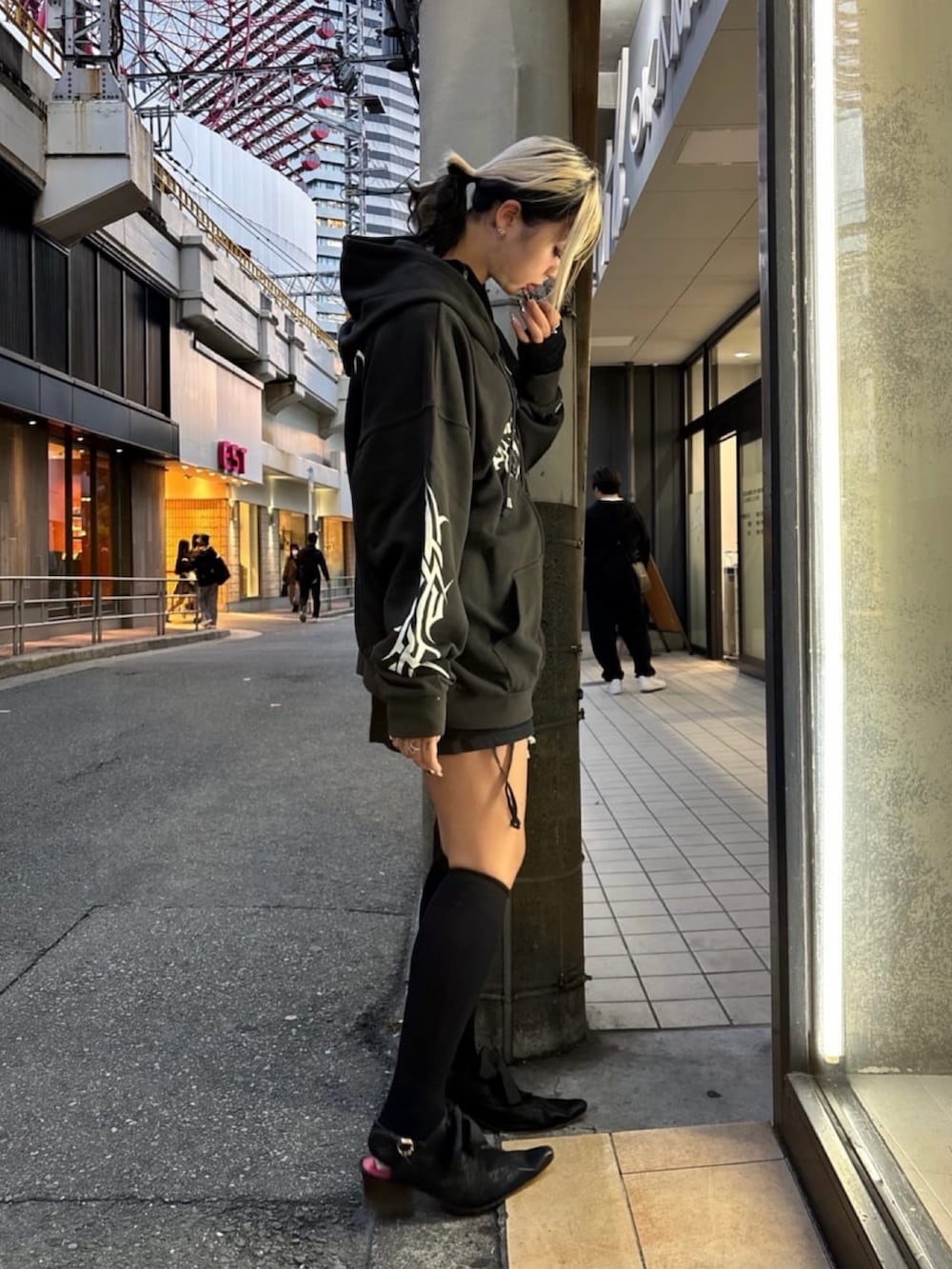 ブラック系のパーカーを着用したレディースの冬コーディネートの2枚目の写真