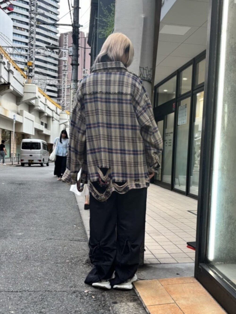 ブラック系のその他パンツ、ベージュ系のシャツ/ブラウスを着用したレディースの秋コーディネートの2枚目の写真