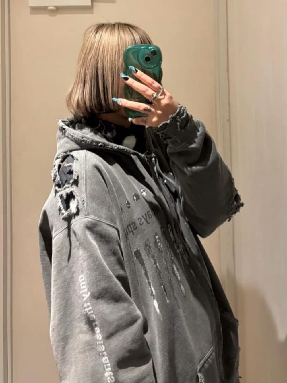 ブラック系のパーカーを着用したレディースの春コーディネートの2枚目の写真