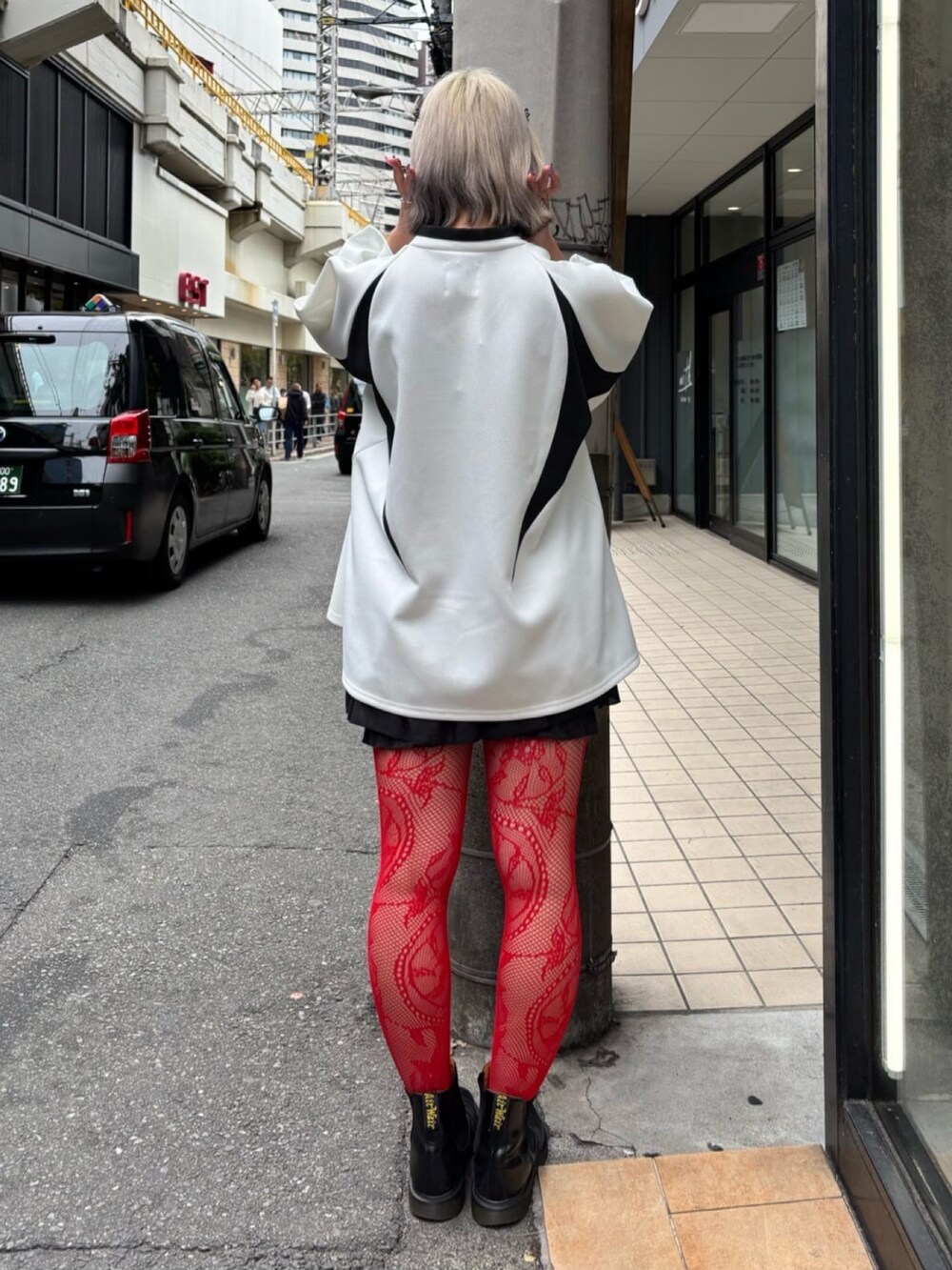 ホワイト系のTシャツ/カットソーを着用したレディースの夏コーディネートの2枚目の写真