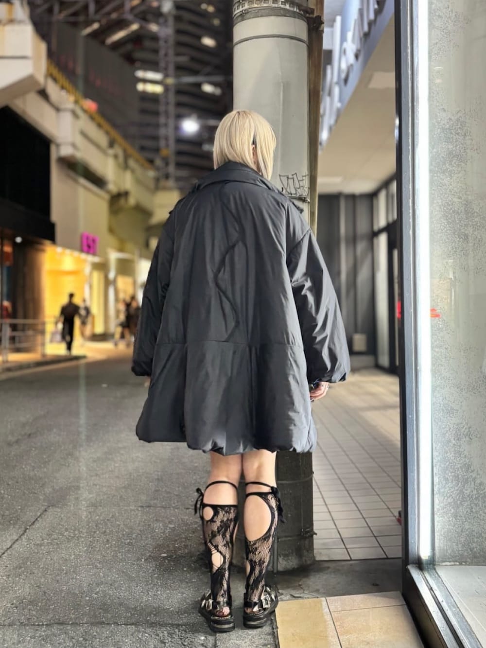 ブラック系のスウェット、ブラック系のその他アウターを着用したレディースの冬コーディネートの3枚目の写真