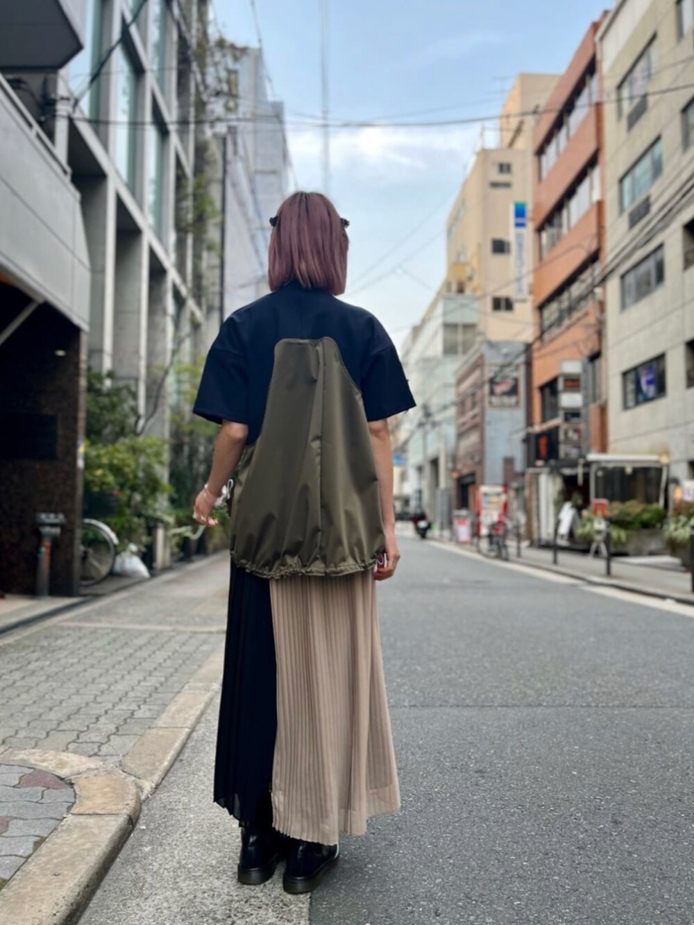 ブラック系のスカート、その他のTシャツ/カットソーを着用したレディースの冬コーディネートの2枚目の写真