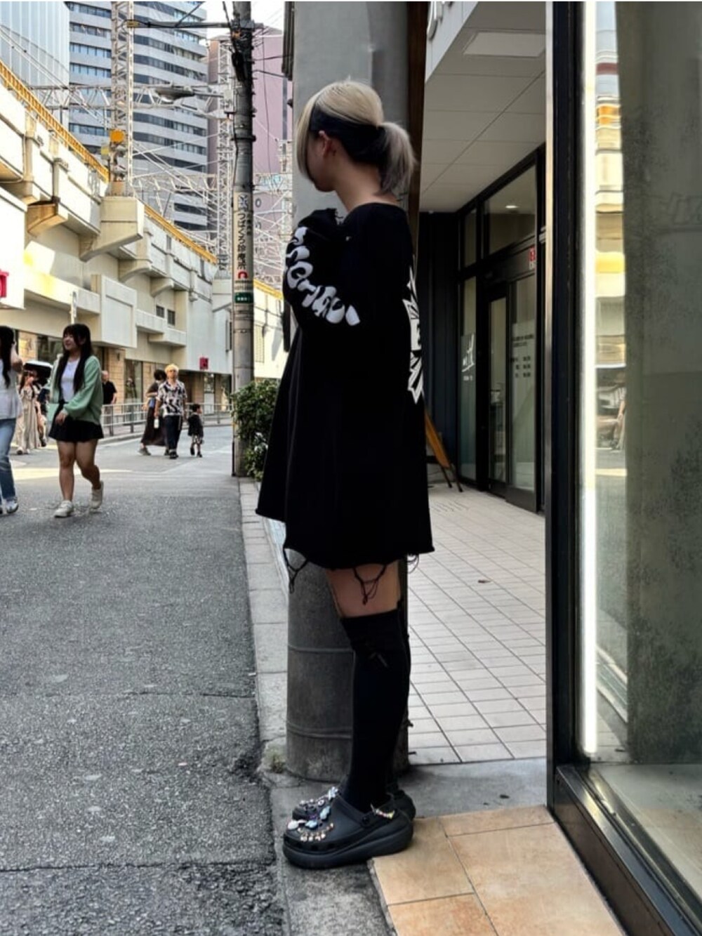 ブラック系のニット/セーターを着用したレディースの秋コーディネートの2枚目の写真