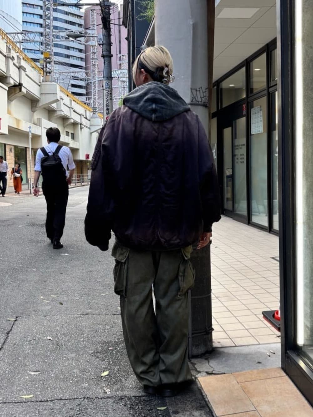 ブラック系のカーゴパンツ、ブラック系のパーカー、ブラック系のブルゾンを着用したレディースの秋コーディネートの5枚目の写真