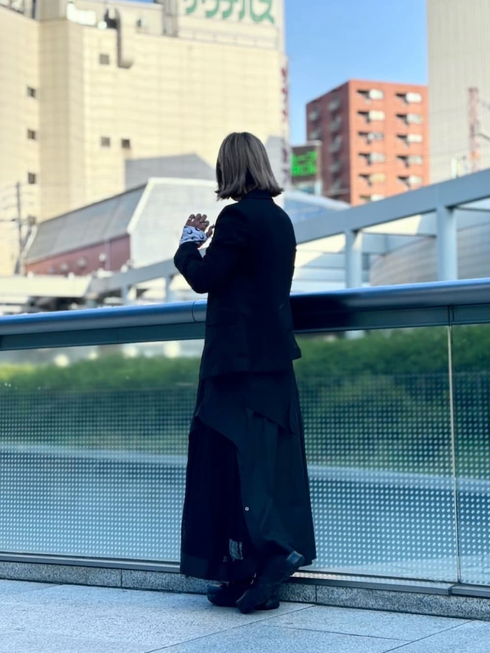 ブラック系のテーラードジャケット、ホワイト系のその他トップス、ブラック系のスカートを着用したレディースの春コーディネートの2枚目の写真