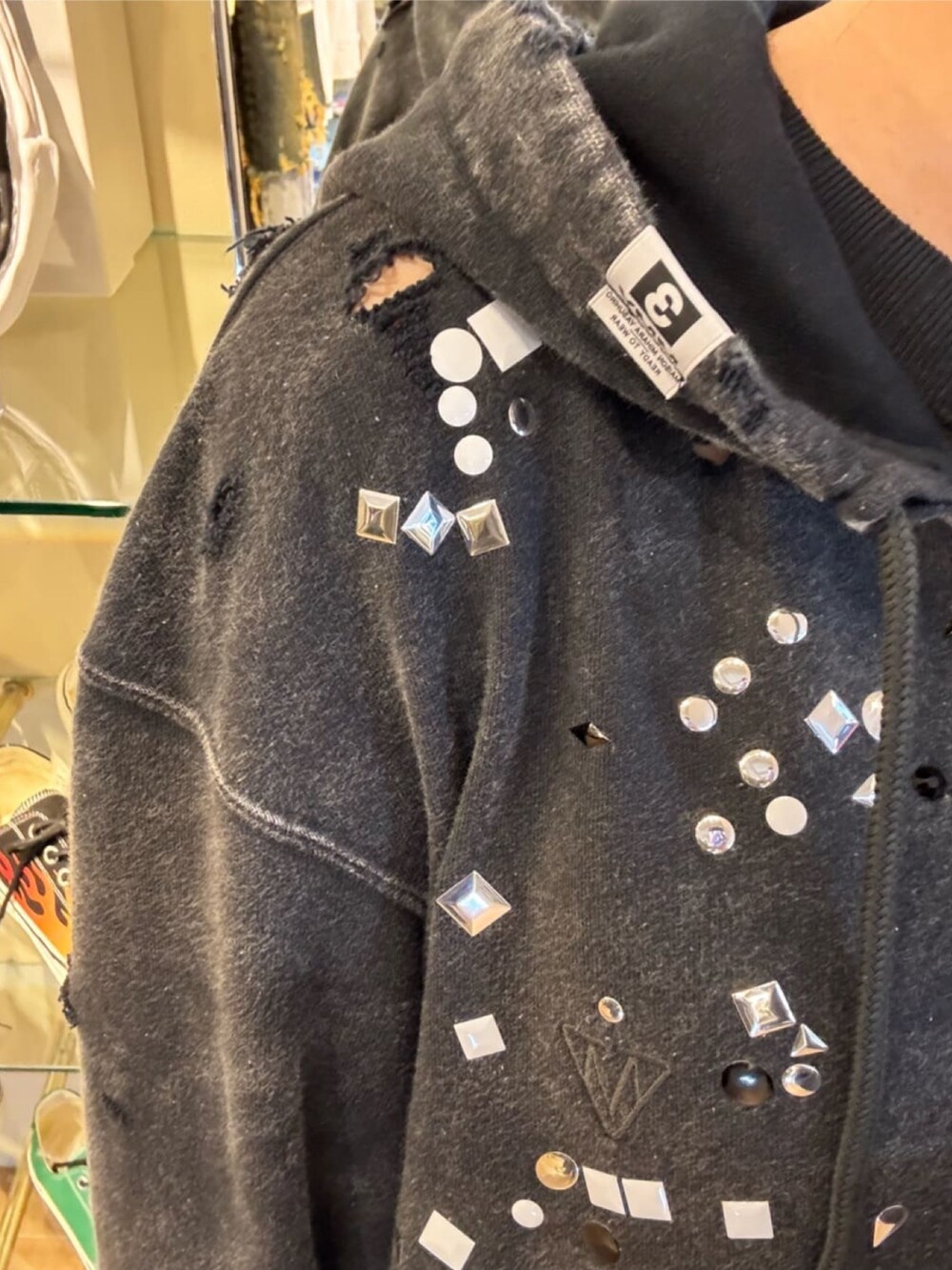 ブラック系のパーカーを着用したレディースの秋コーディネートの4枚目の写真