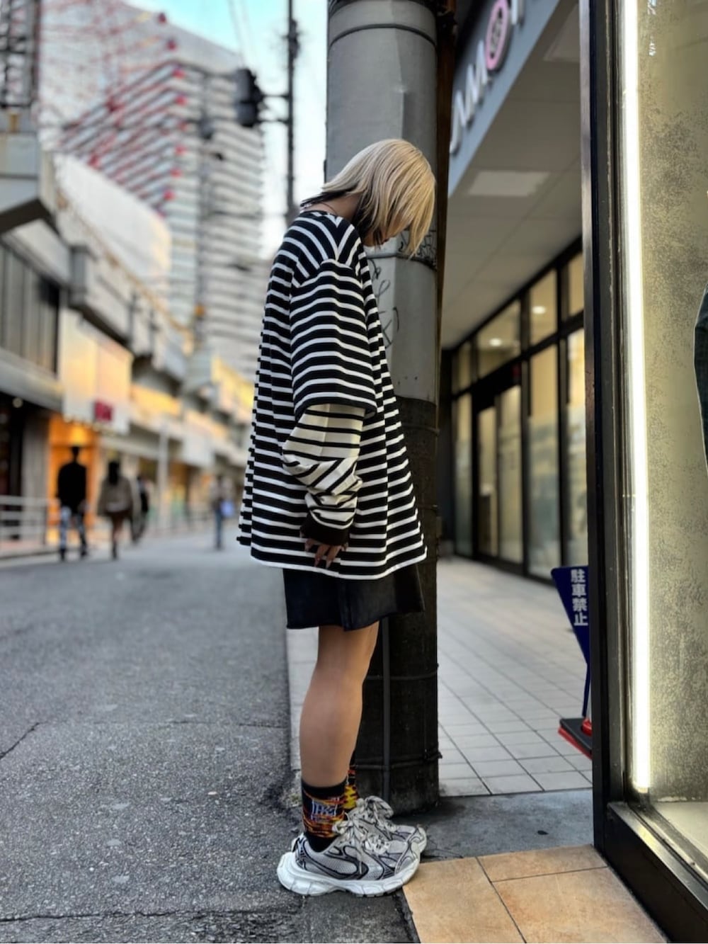 ブラック系のTシャツ/カットソー、ブラック系のパンツを着用したレディースの冬コーディネートの4枚目の写真