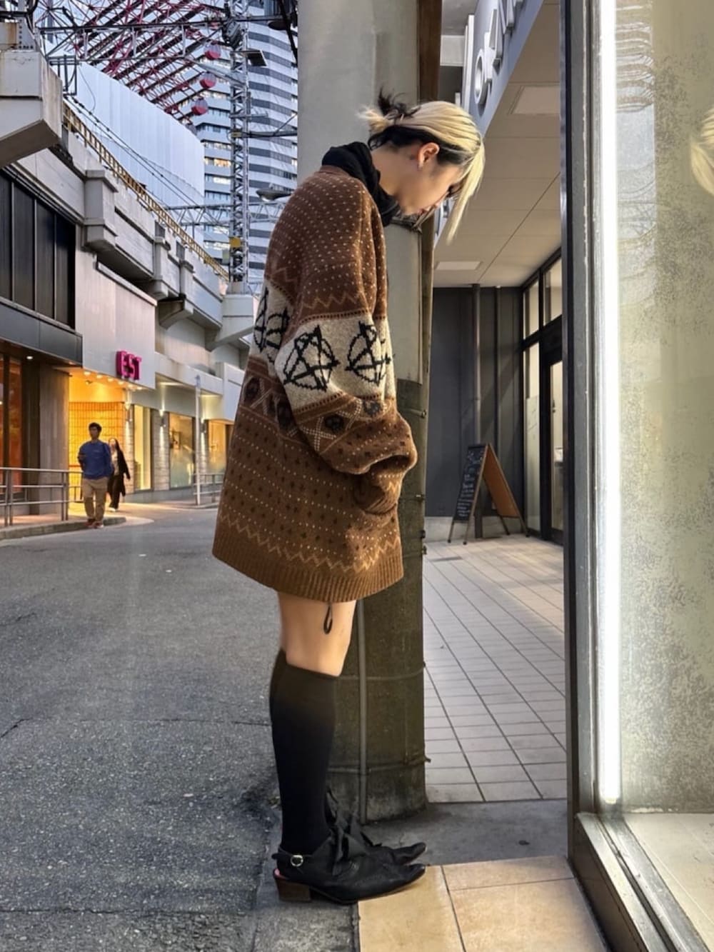 ブラウン系のカーディガン/ボレロを着用したレディースの冬コーディネートの2枚目の写真