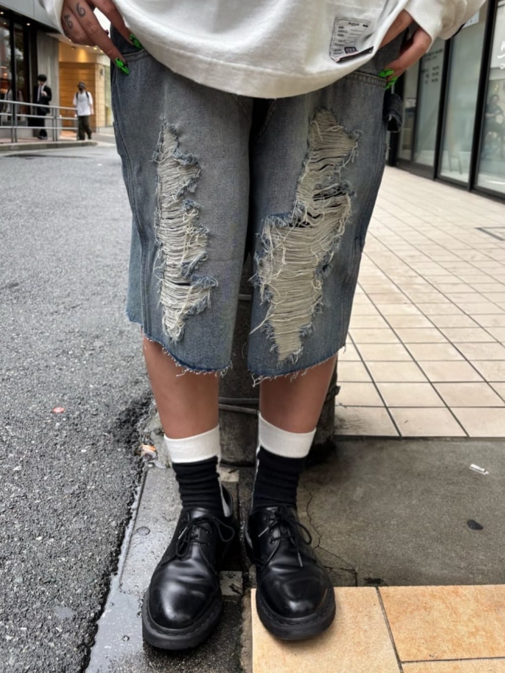 ホワイト系のTシャツ/カットソー、ブルー系のその他パンツ、ブルー系のトップスを着用したレディースの秋コーディネートの3枚目の写真