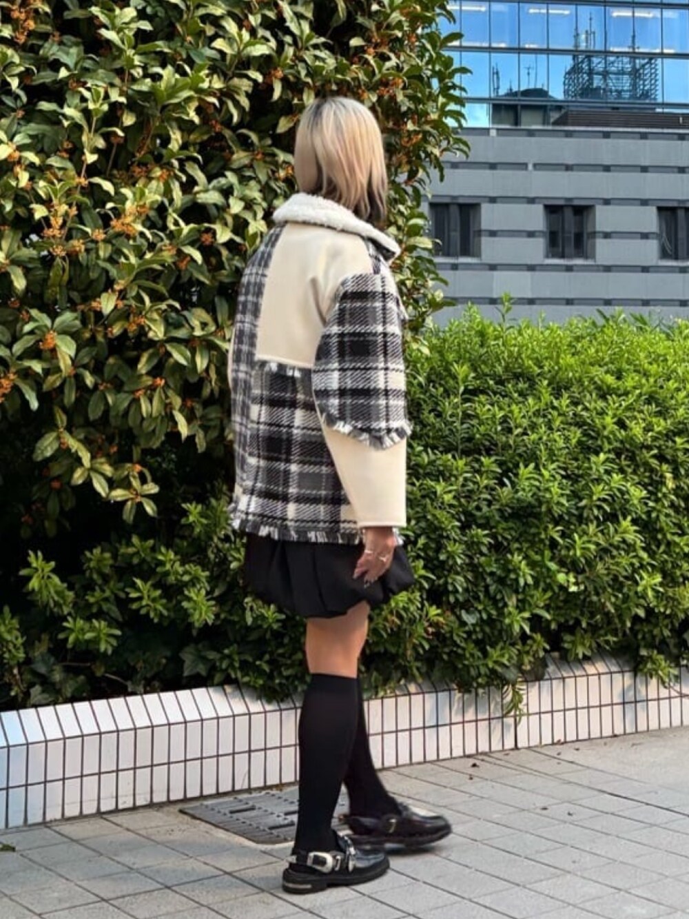 ホワイト系のブルゾン、ホワイト系のTシャツ/カットソーを着用したレディースの冬コーディネートの4枚目の写真