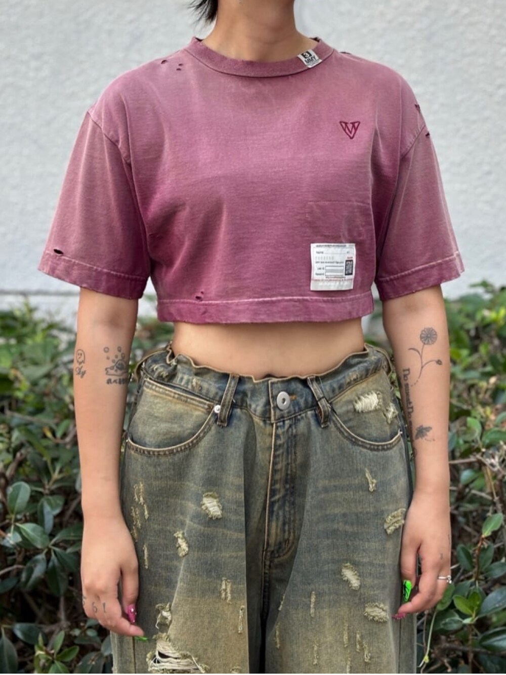 レッド系のTシャツ/カットソー、ブルー系のデニムパンツを着用したレディースの秋コーディネートの4枚目の写真