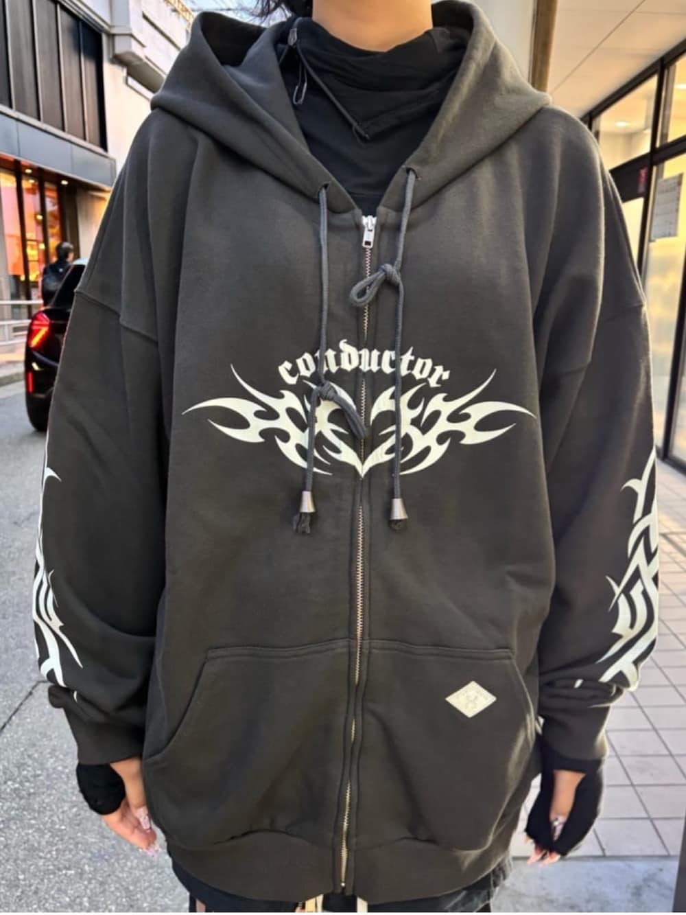 ブラック系のパーカーを着用したレディースの冬コーディネートの4枚目の写真