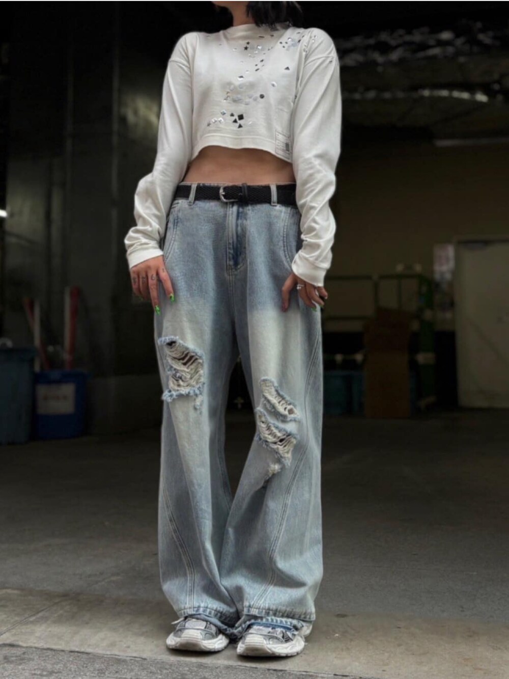 ブルー系のパンツ、ホワイト系のTシャツ/カットソーを着用したレディースの秋コーディネートの2枚目の写真