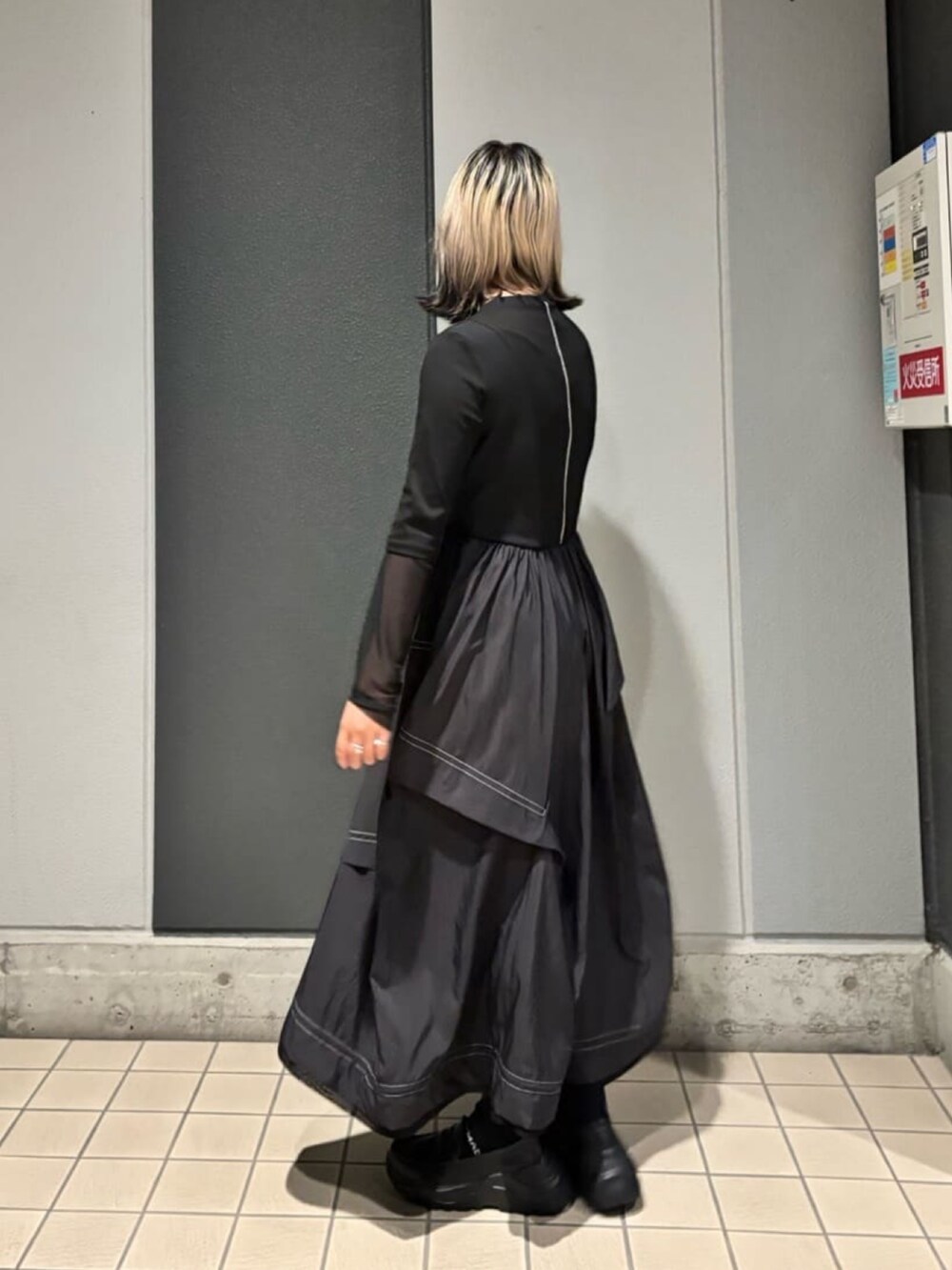 ブラック系のワンピース、ブラック系のローファーを着用したレディースの秋コーディネートの3枚目の写真