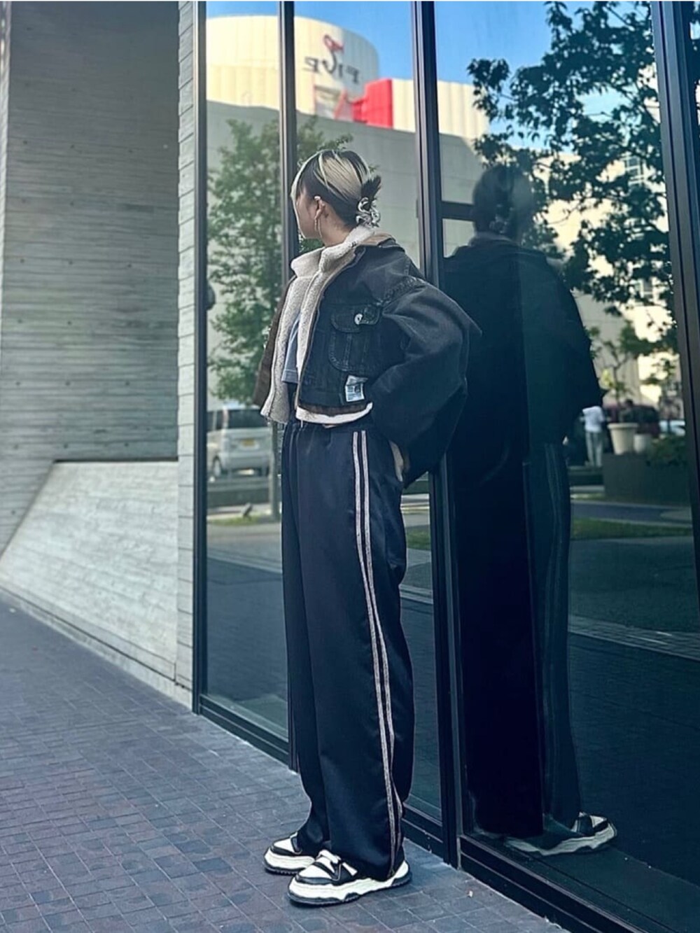 ブラック系のTシャツ/カットソー、ブラック系のジャケット/アウター、ブラック系のパンツを着用したレディースの秋コーディネートの2枚目の写真