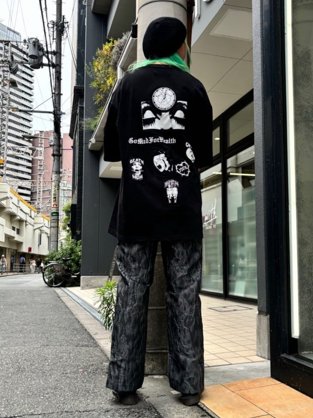 ブラック系のその他パンツを着用したレディースの春コーディネートの2枚目の写真