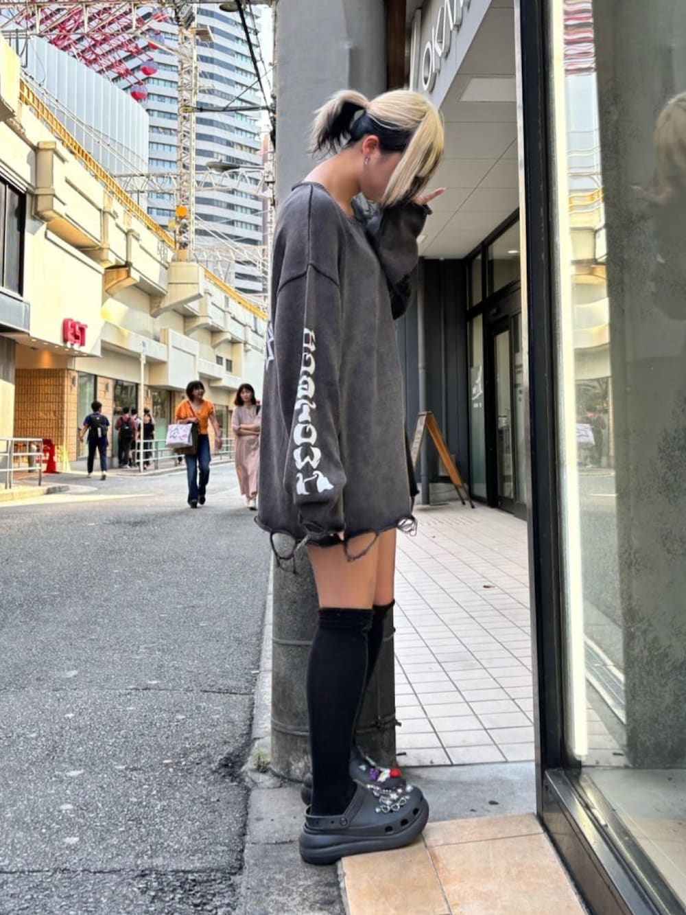 グレー系のニット/セーターを着用したレディースの秋コーディネートの3枚目の写真