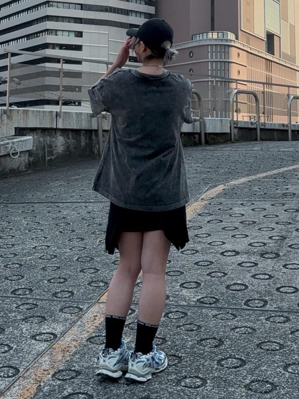 ブラック系のスカート、ブラック系のトップス、ブラック系の帽子を着用したレディースの夏コーディネートの3枚目の写真