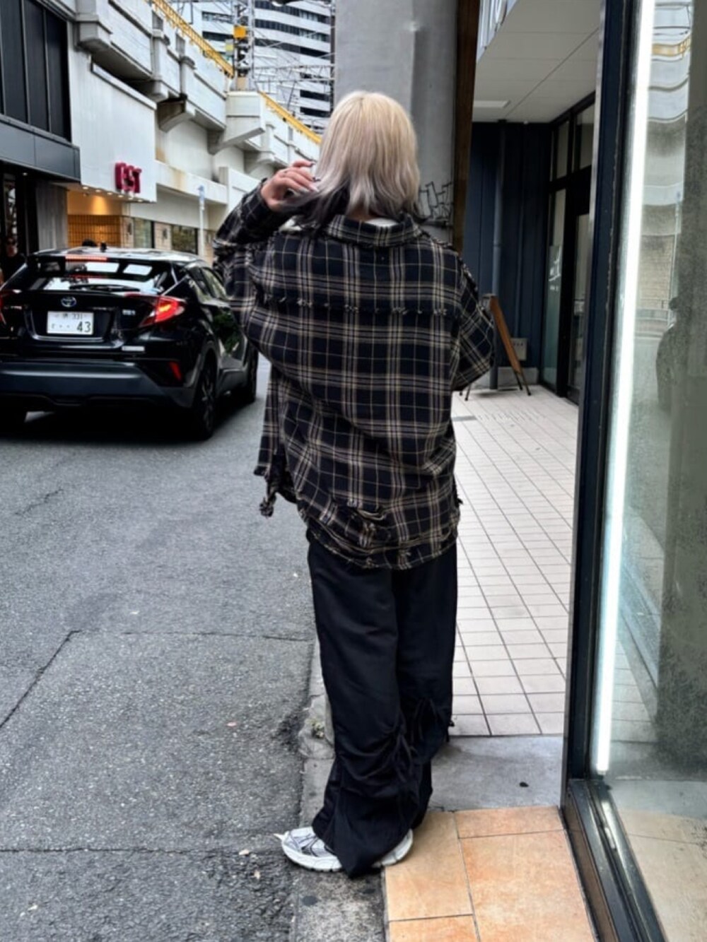 ブラック系のその他パンツ、ブラック系のシャツ/ブラウスを着用したレディースの秋コーディネートの2枚目の写真