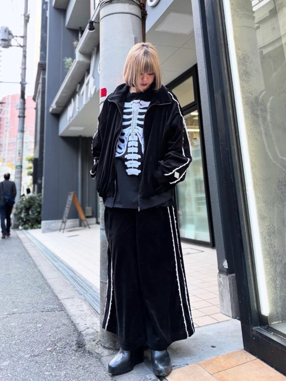 ブラック系のTシャツ/カットソー、ブラック系のトップス、ブラック系のパンツを着用したレディースの春コーディネートの2枚目の写真