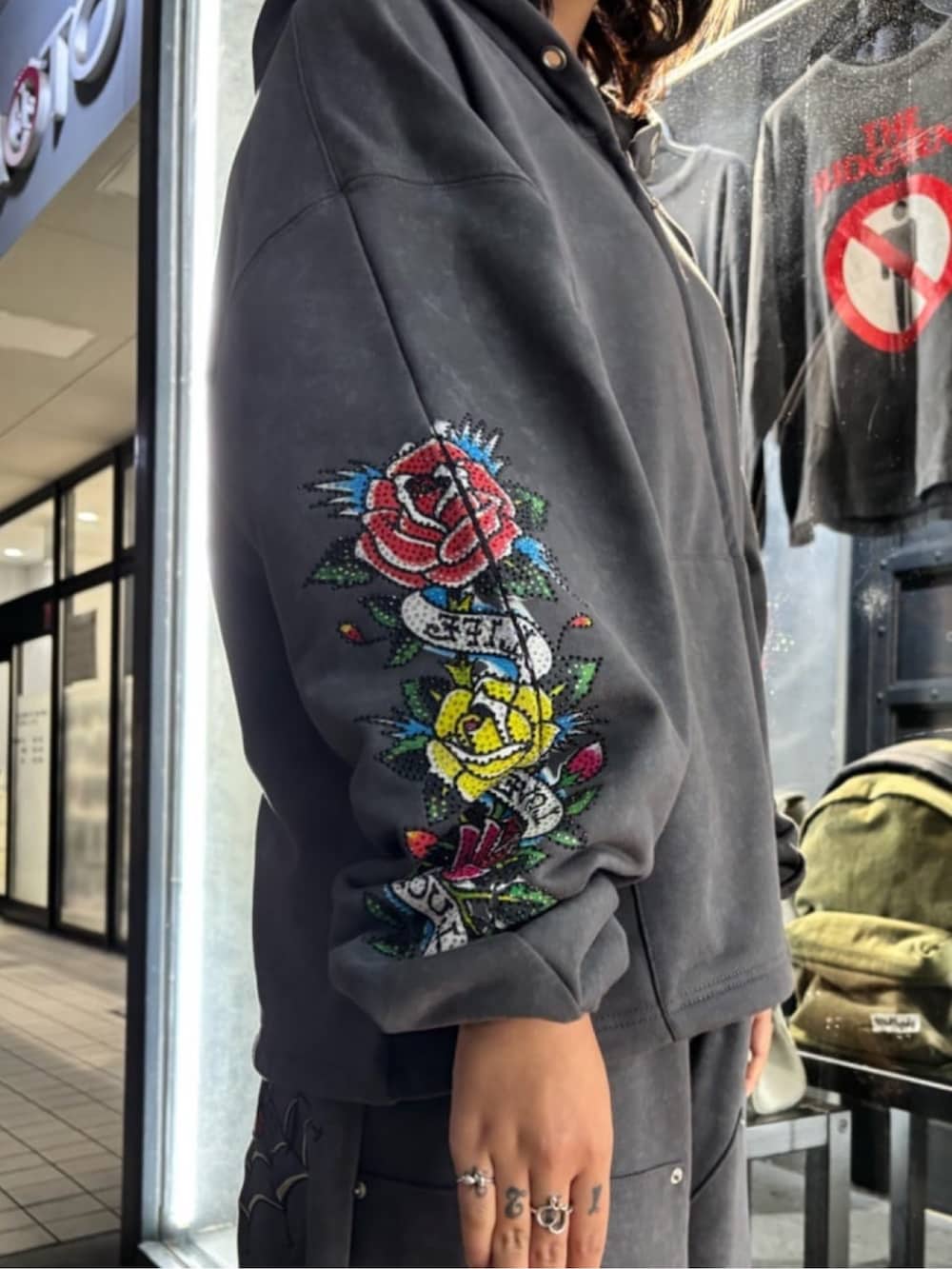 グレー系のパーカー、グレー系のスウェットパンツを着用したレディースの秋コーディネートの6枚目の写真