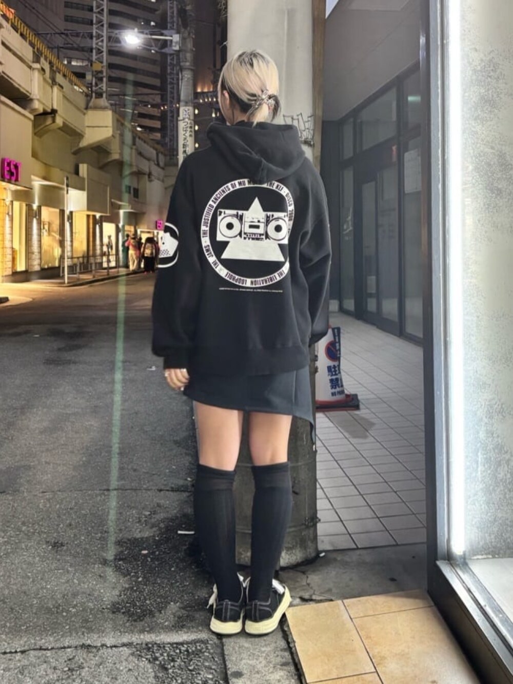 ブラック系のトップスを着用したレディースの秋コーディネートの3枚目の写真