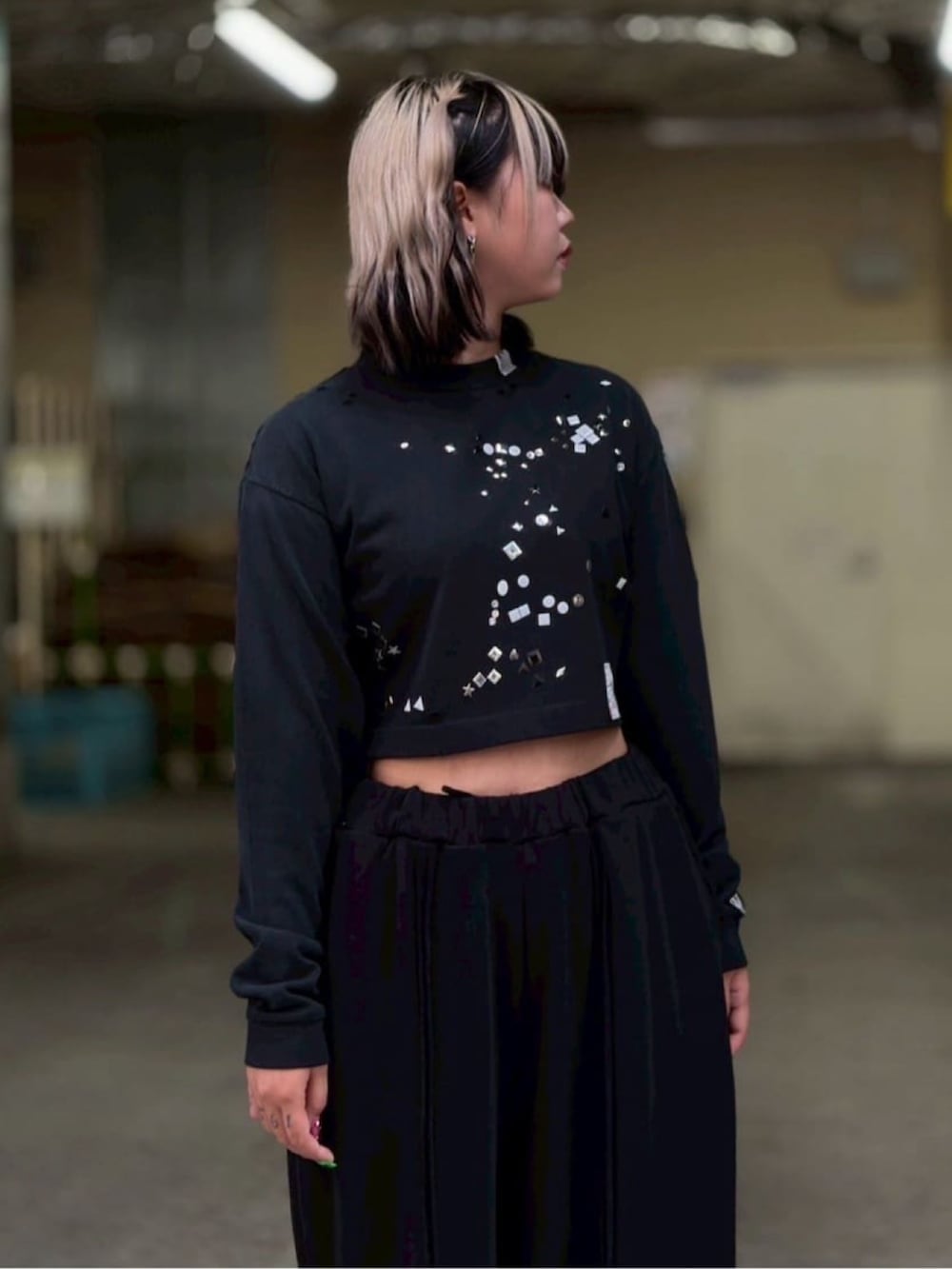 ブラック系のスウェットパンツ、ブラック系のTシャツ/カットソーを着用したレディースの秋コーディネートの3枚目の写真