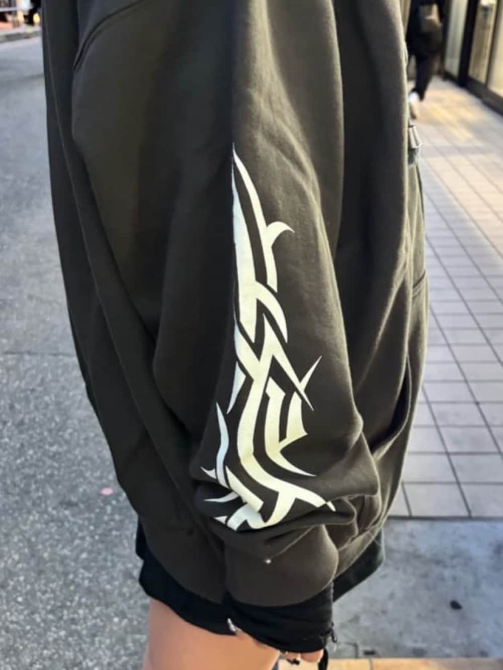 ブラック系のパーカーを着用したレディースの冬コーディネートの5枚目の写真