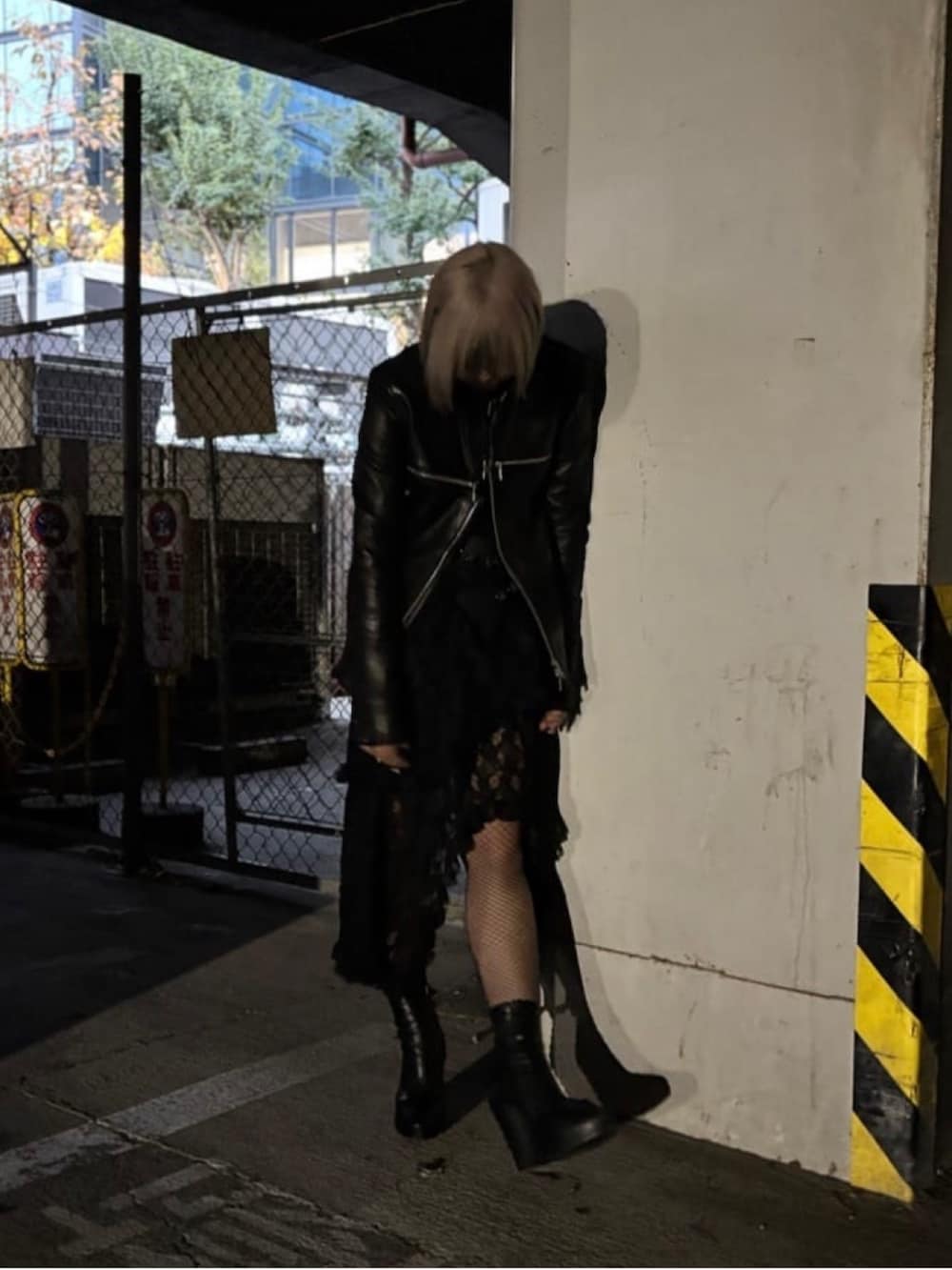 ブラック系のスカート、ブラック系のジャケット/アウター、ブラック系のキャミソールを着用したレディースの冬コーディネートの3枚目の写真