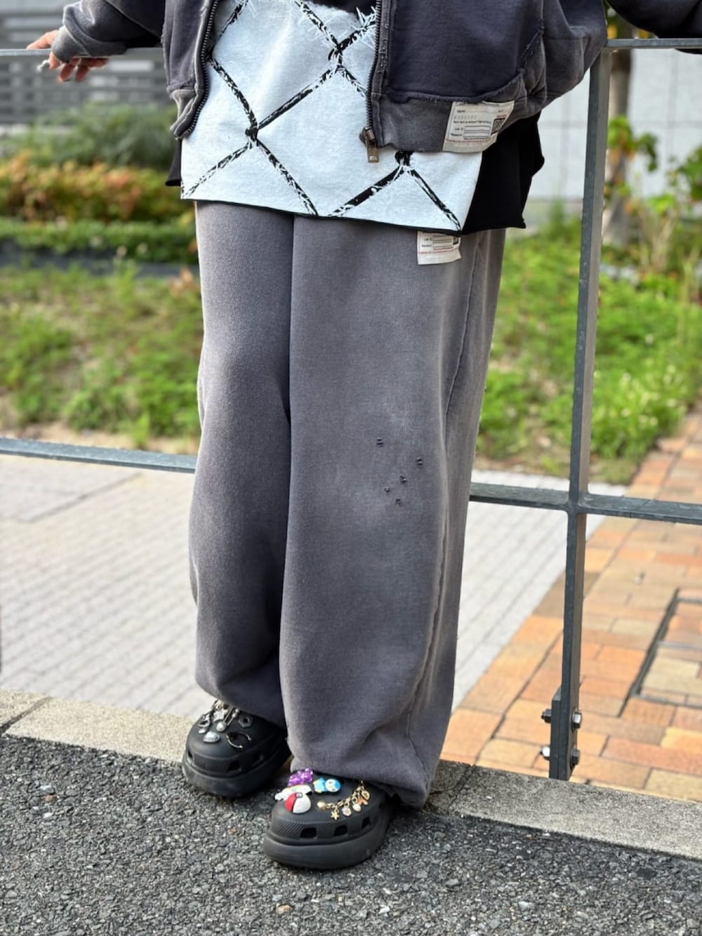 ブラック系のカーゴパンツ、ブラック系のパーカーを着用したレディースの秋コーディネートの5枚目の写真