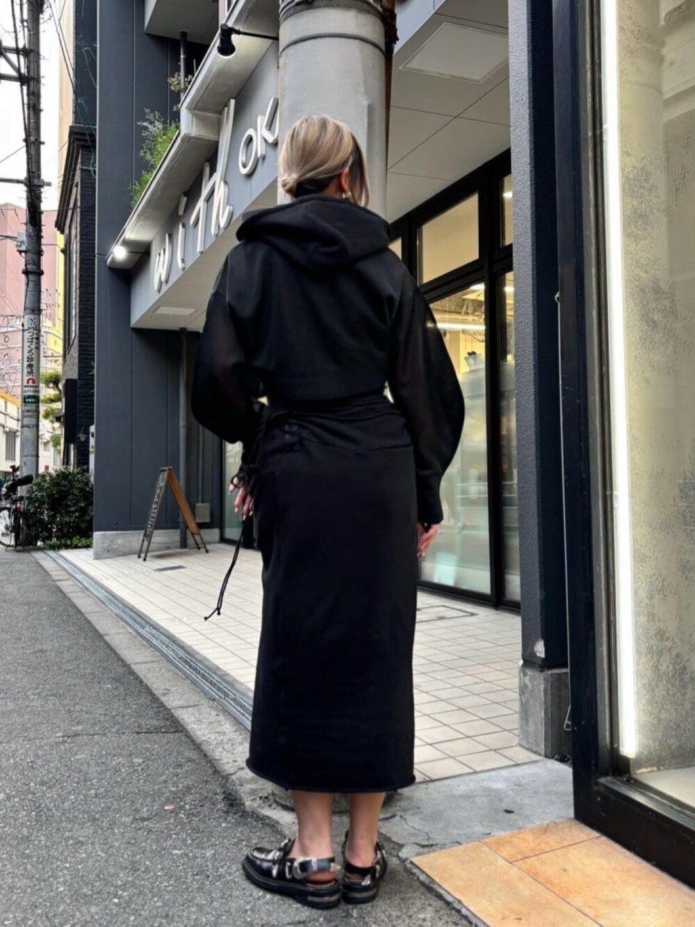 ブラック系のトップス、ブラック系のカーディガン/ボレロを着用したレディースの春コーディネートの3枚目の写真