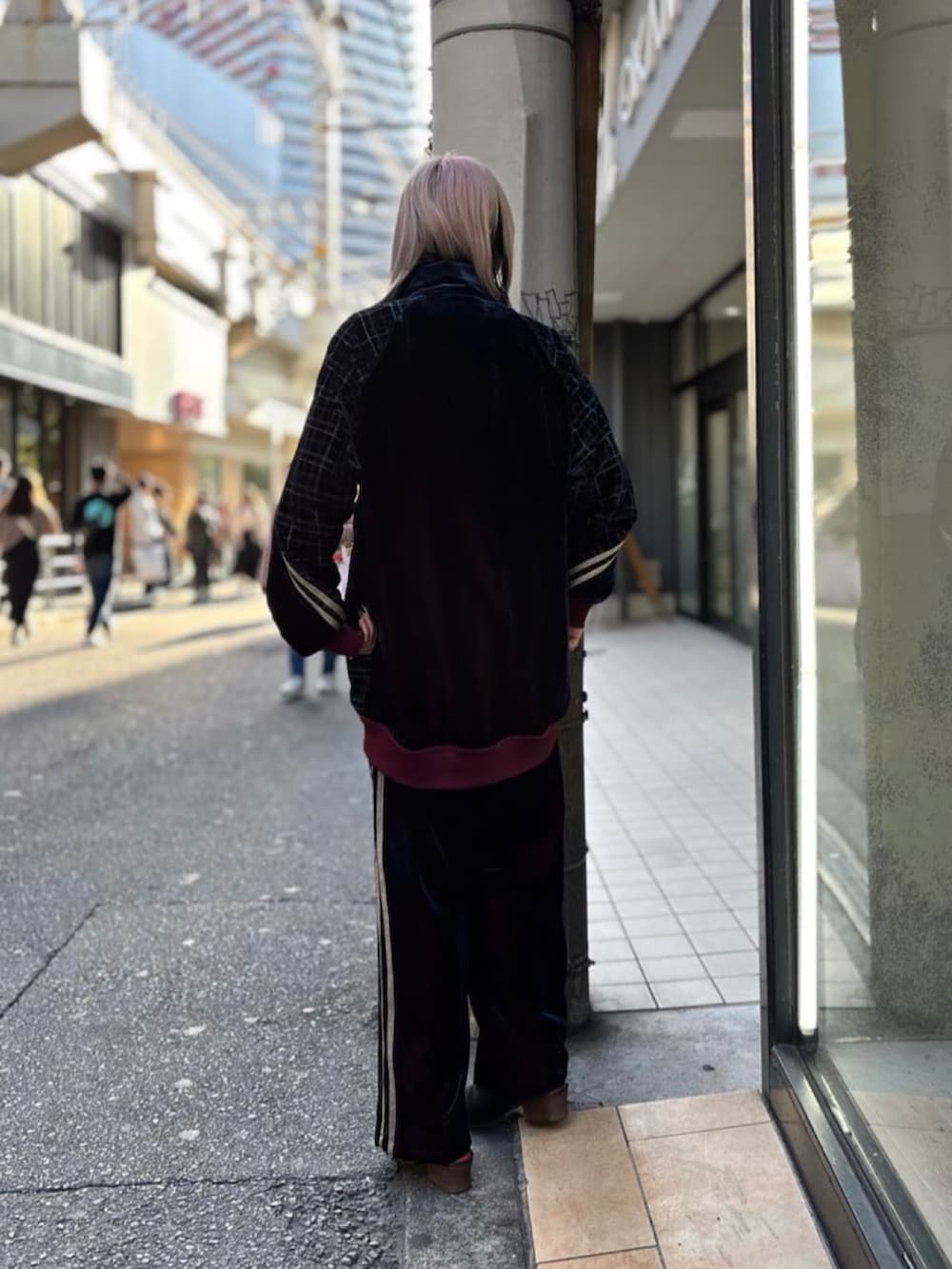 ブラック系のジャケット/アウター、ブルー系のパンツを着用したレディースの冬コーディネートの5枚目の写真