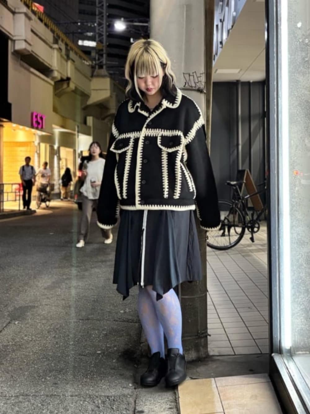 ブラック系のブルゾンを着用したレディースの秋コーディネートの2枚目の写真