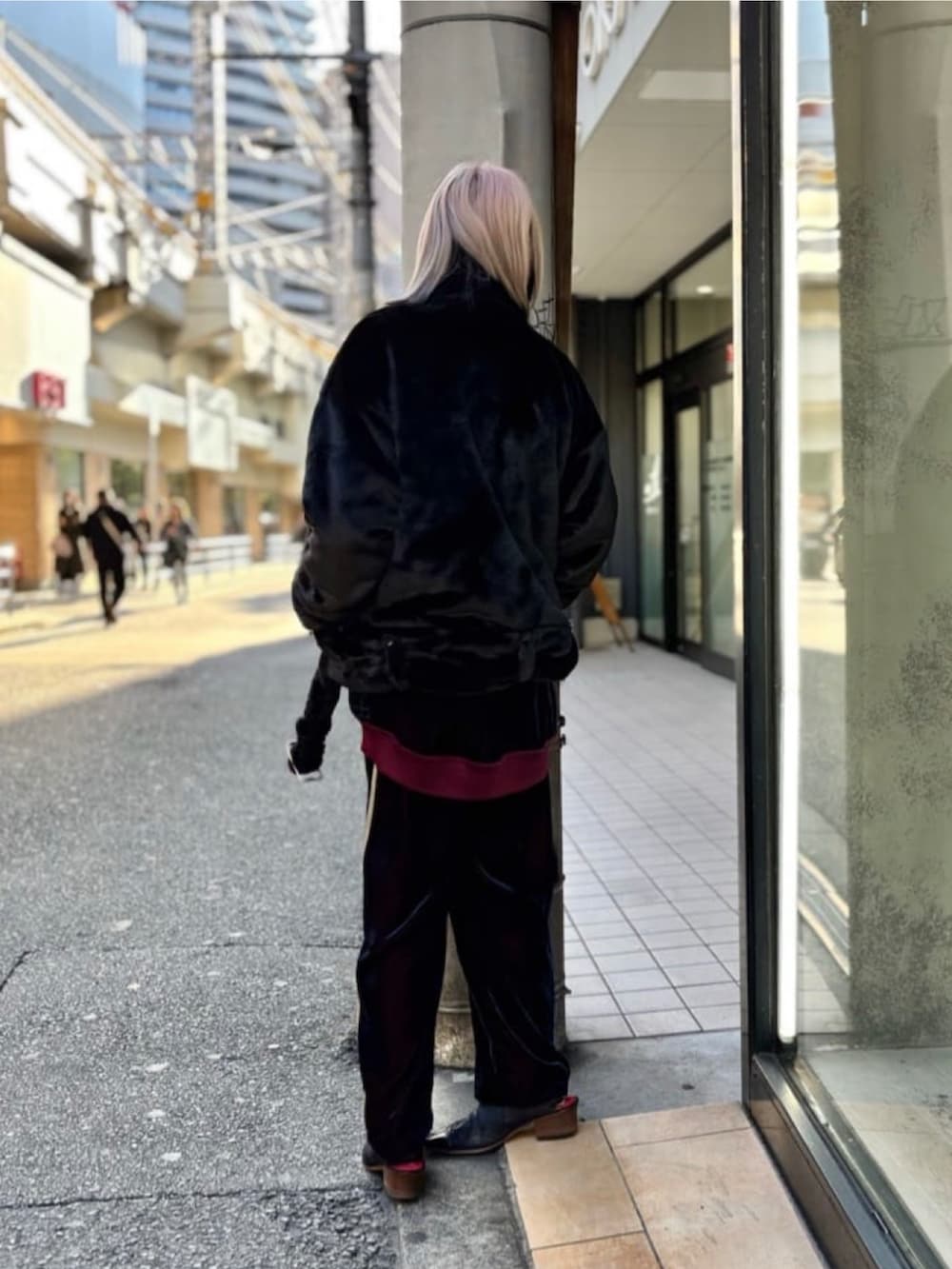 ブラック系のジャケット/アウター、ブルー系のパンツを着用したレディースの冬コーディネートの3枚目の写真