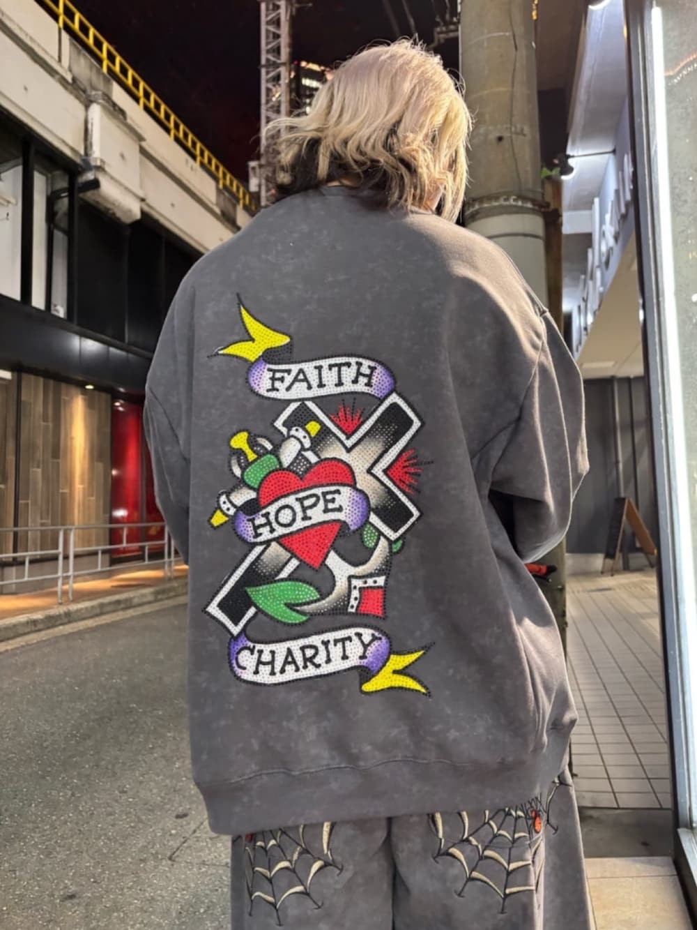 グレー系のスウェット、グレー系のスウェットパンツを着用したレディースの秋コーディネートの5枚目の写真