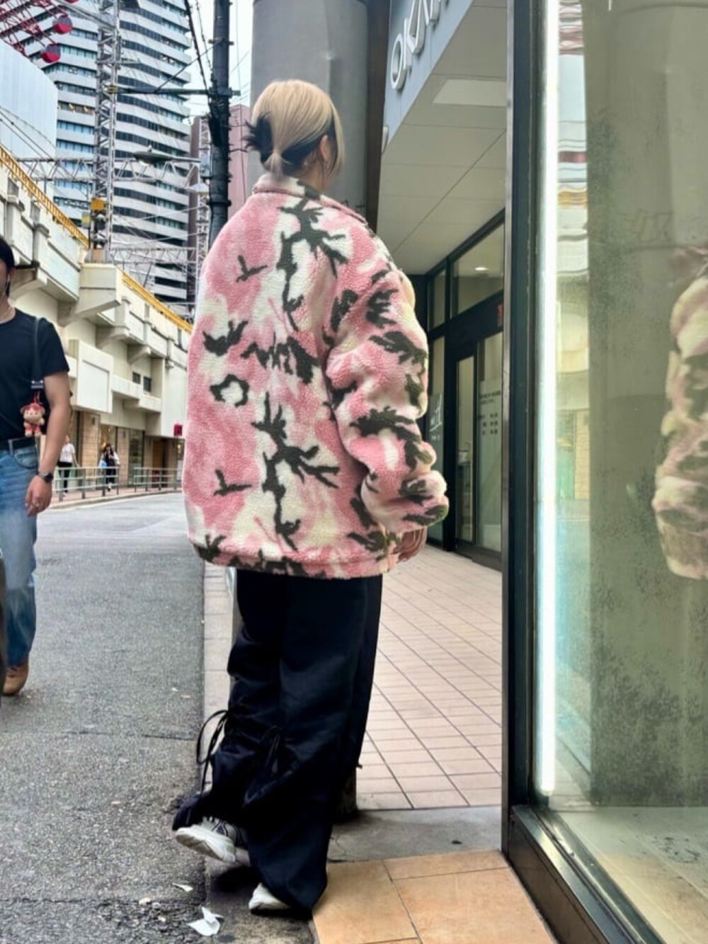 ブラック系のその他パンツ、ピンク系のブルゾンを着用したレディースの秋コーディネートの3枚目の写真