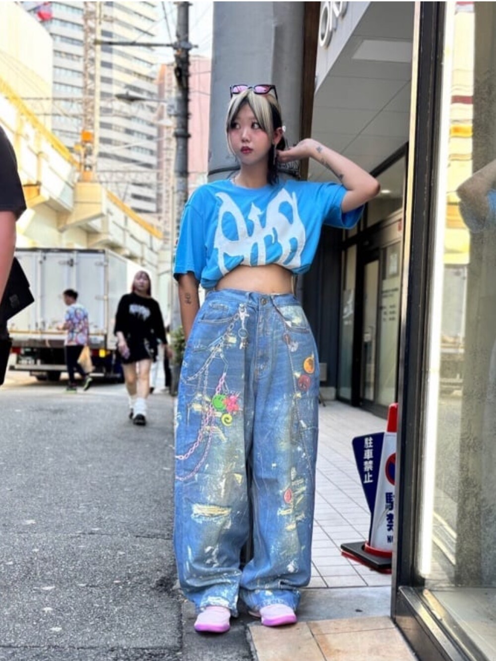 ブルー系のTシャツ/カットソー、その他のデニムパンツを着用したレディースの秋コーディネートの2枚目の写真