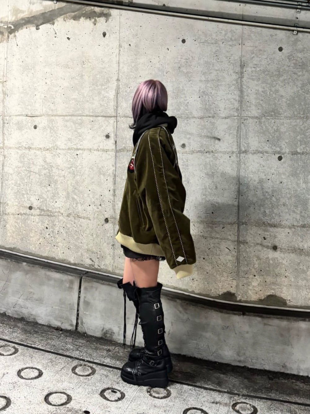 ブラック系のパーカー、グリーン系のジャケット/アウターを着用したレディースの冬コーディネートの2枚目の写真