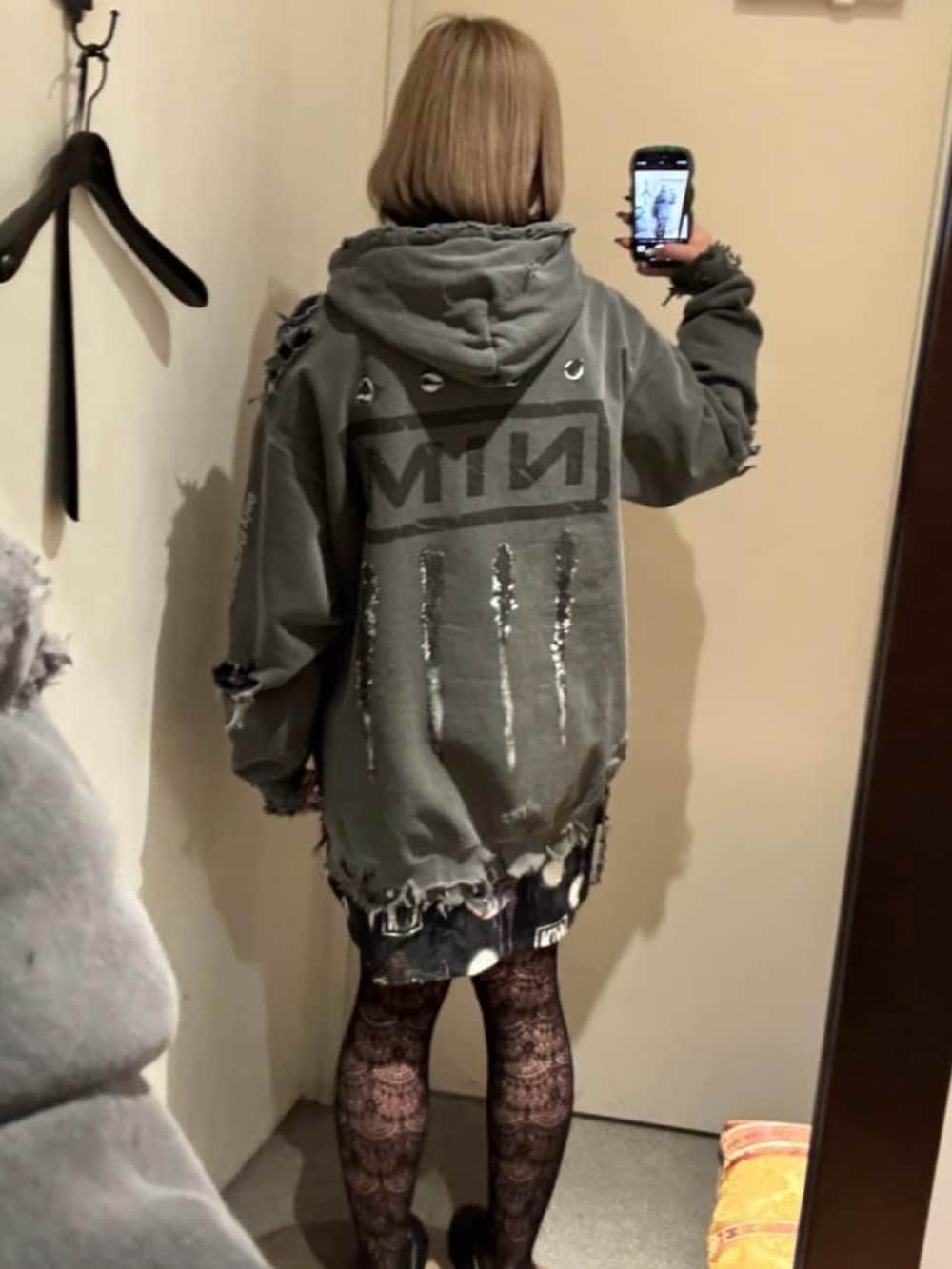 ブラック系のパーカーを着用したレディースの春コーディネートの3枚目の写真