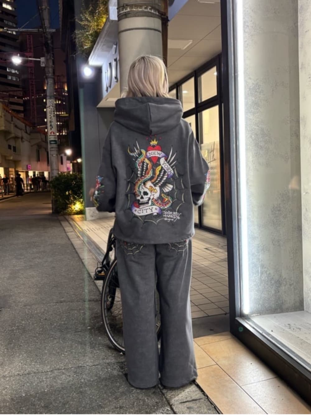 グレー系のパーカー、グレー系のスウェットパンツを着用したレディースの秋コーディネートの4枚目の写真