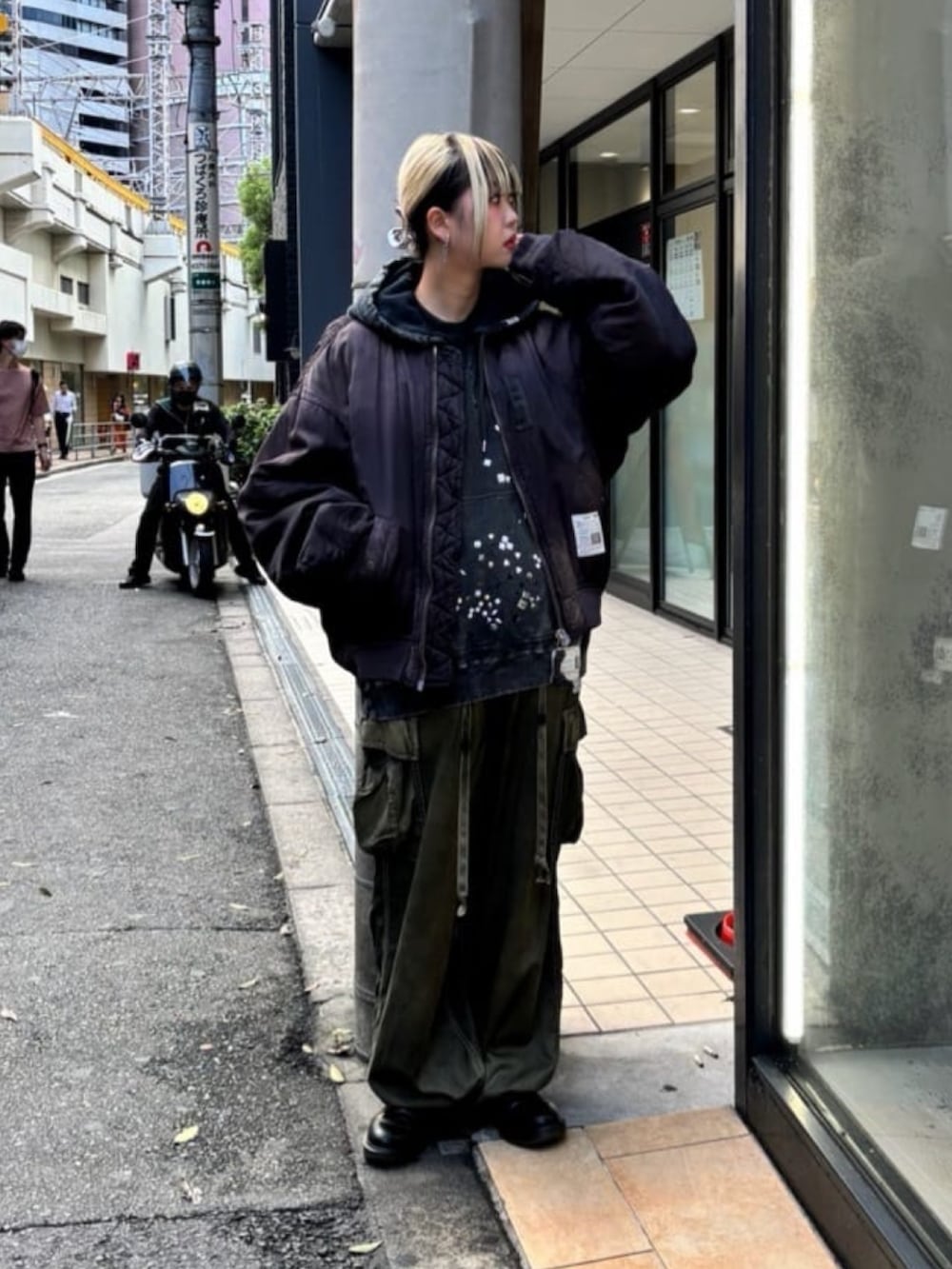 ブラック系のカーゴパンツ、ブラック系のパーカー、ブラック系のブルゾンを着用したレディースの秋コーディネートの2枚目の写真