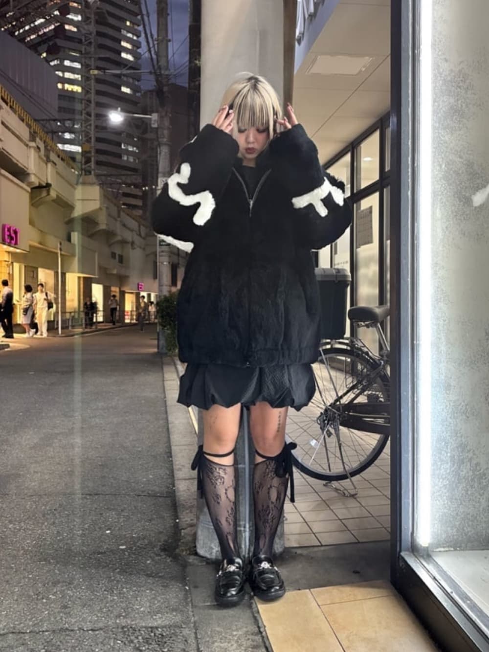 ブラック系のブルゾンを着用したレディースの秋コーディネートの2枚目の写真