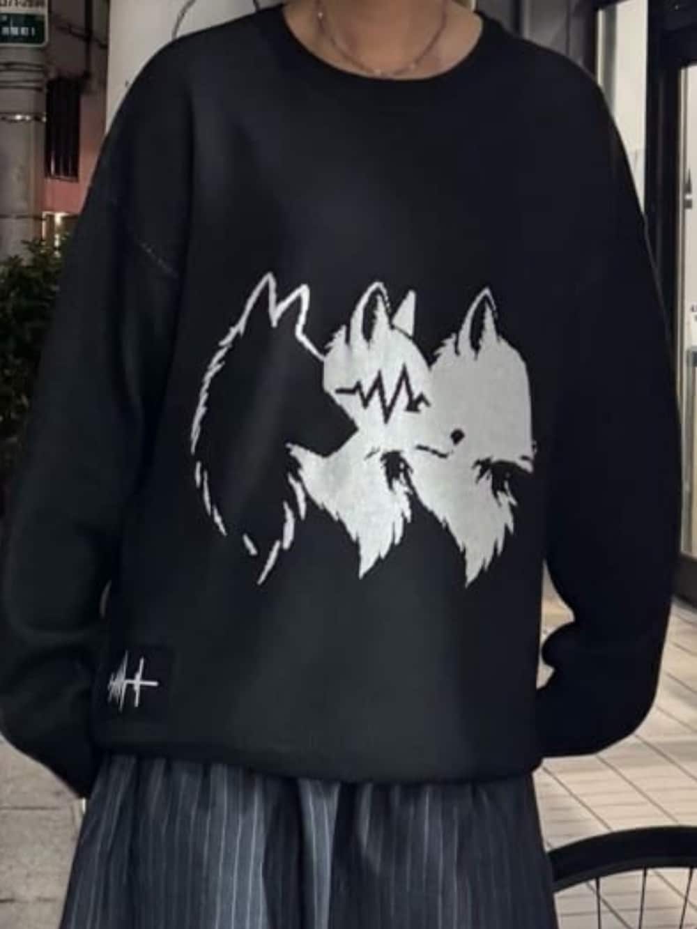 ブラック系のニット/セーターを着用したレディースの秋コーディネートの4枚目の写真