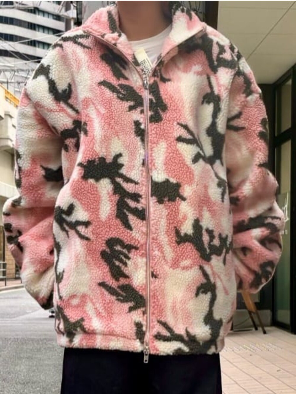 ブラック系のその他パンツ、ピンク系のブルゾンを着用したレディースの秋コーディネートの4枚目の写真